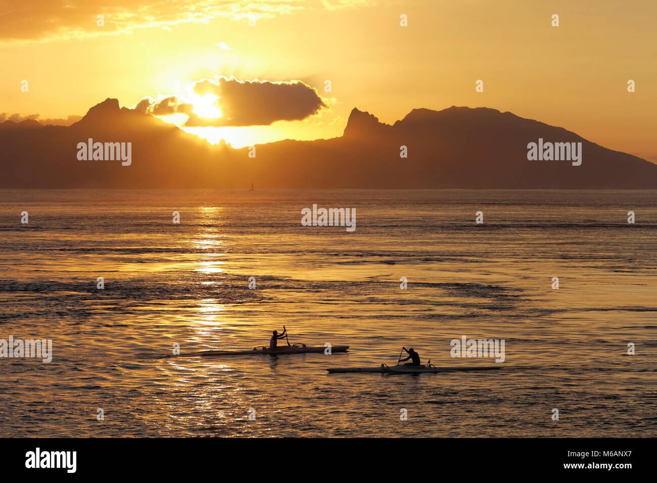 Kajaks auf dem Meer bei Sonnenuntergang, Silhouette, Moorea, Papeete, Pazifischer Ozean, Tahiti, Französisch-Polynesien Stockfoto