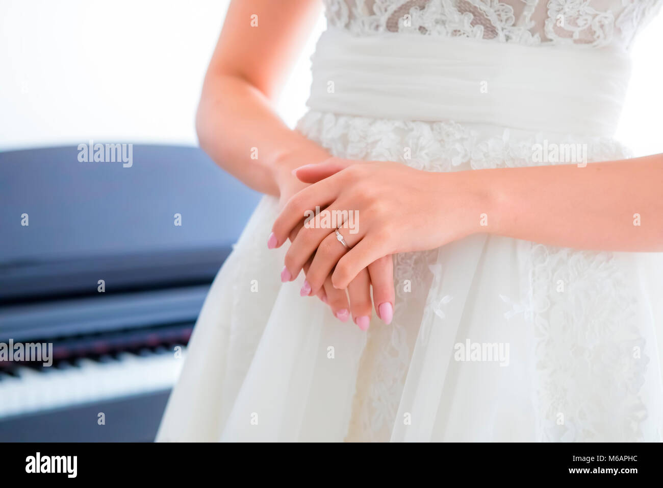Mit der Braut Hochzeit Ring am Kleid. Fokus auf den Ring! Stockfoto