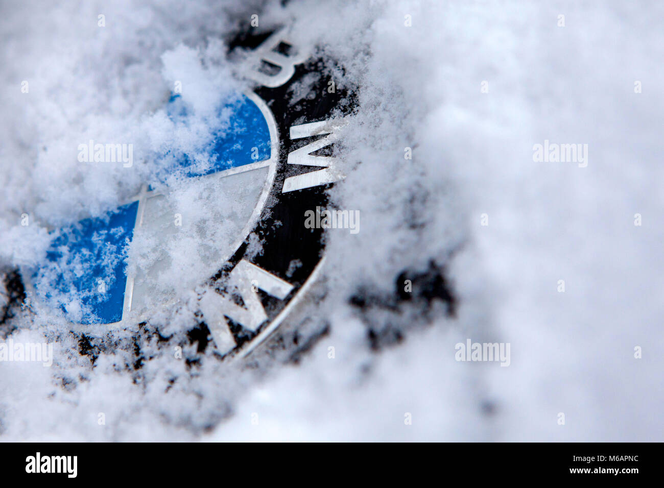 Schnee und Eis in der Nähe bis Detail eines Schwarzen F83 BMW M4 Cabrio Abzeichen Stockfoto