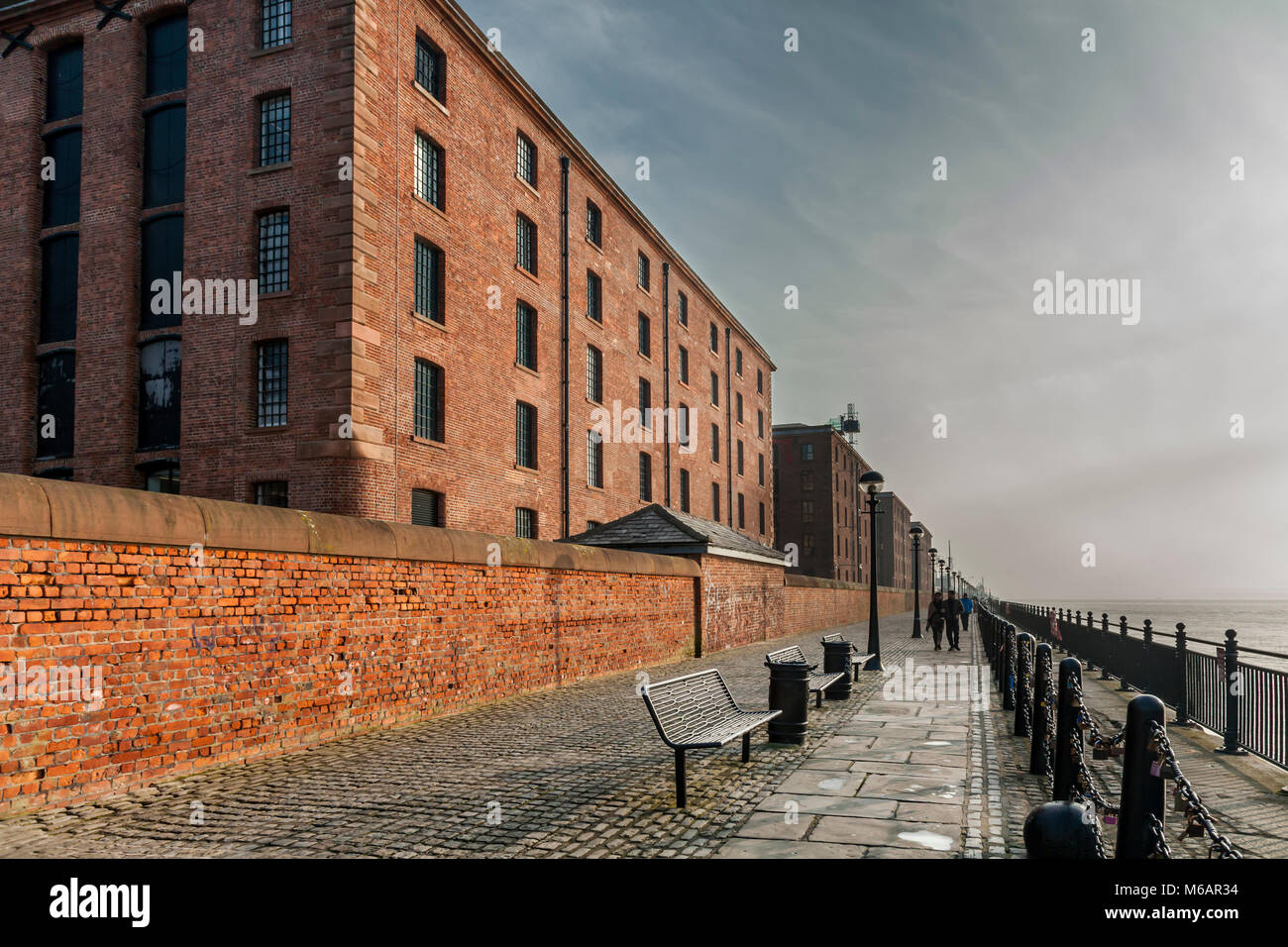 Liverpool, Rückseite des Albert Dock und Fluss Mersey Stockfoto