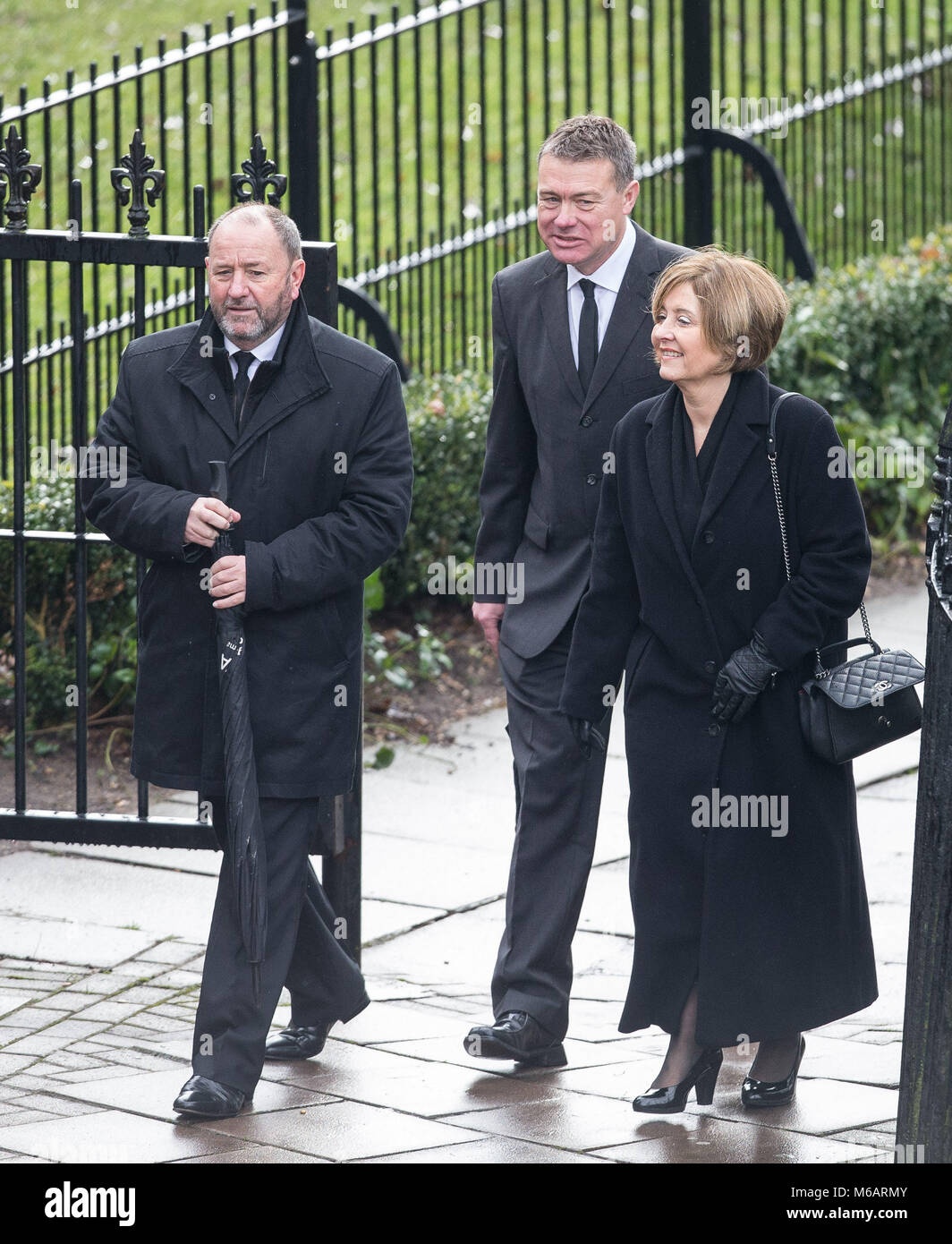 Cheltenham Town FC Manager Gary Johnson (links) kommt zur Beerdigung von Graham Taylor an der Kirche St. Mary, Church Street, England am 1. Februar 2017 Stockfoto