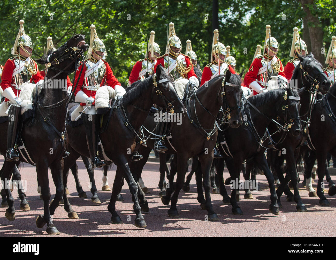 Truppen machen es Weg entlang der Mall während des die Farbe Ihrer Königlichen Hoheit, Queen Elizabeth II 91. Geburtstag Parade am Buckingham Palace, Stockfoto