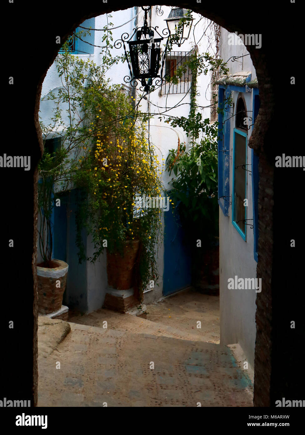 Detail einer Straße in das Dorf von Tanger in Marokko, ein fantastisches Ziel für einen Urlaub Stockfoto