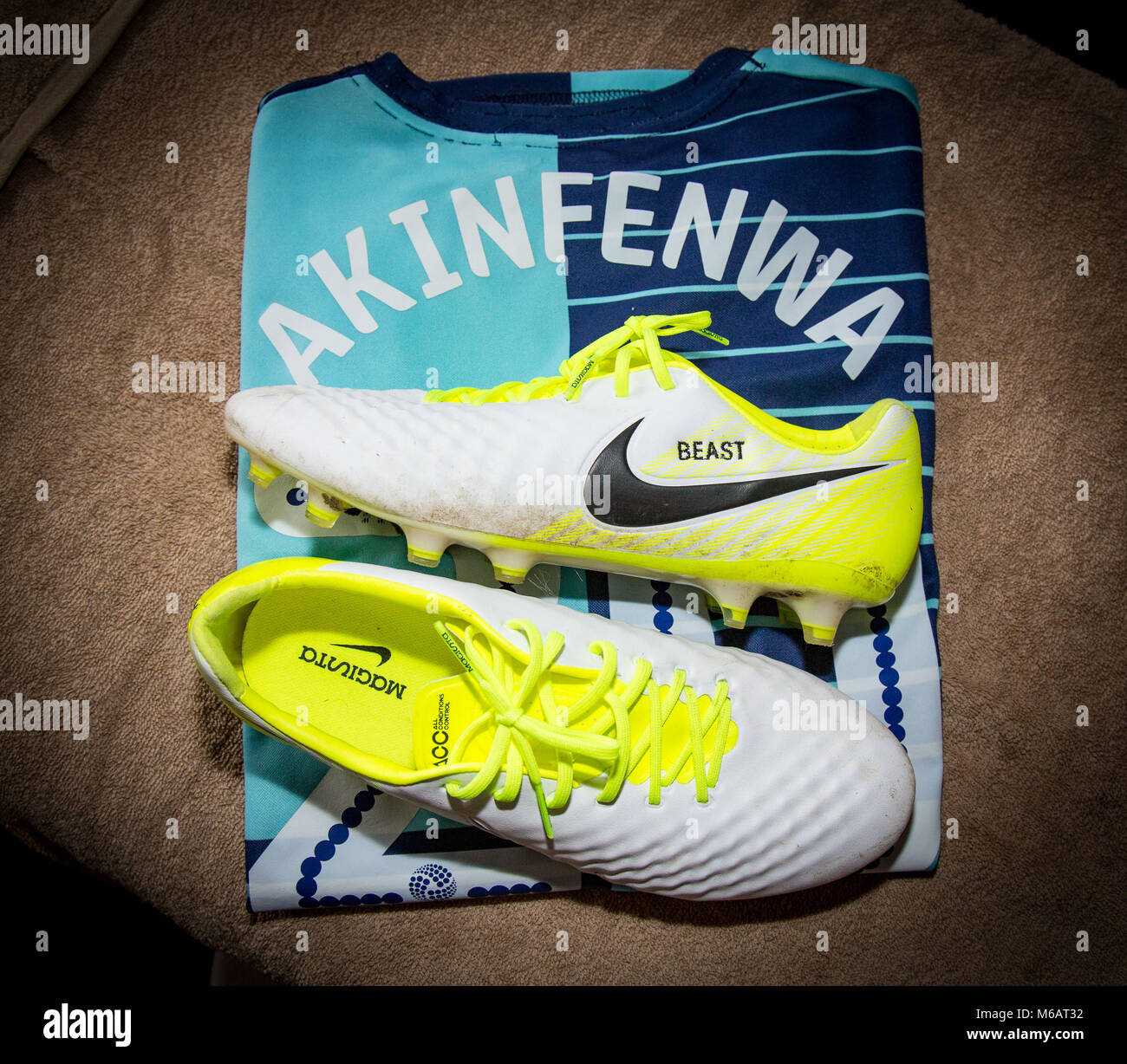 Adebayo Akinfenwa der Wycombe Wanderers shirt & personalisierte Nike Fußballschuhe anzeigen 'Tier' während der Sky Bet Liga 2 Übereinstimmung zwischen Cambridge Stockfoto