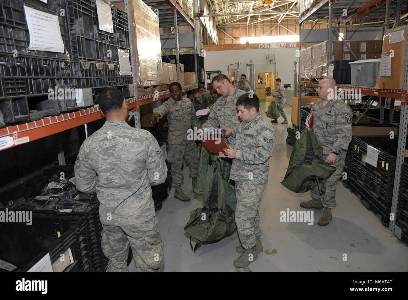 Us-Piloten von Team JSTARS, ihre Mobilität Taschen Pick in Vorbereitung für eine simulierte Bereitstellung während der Übung Rasierklinge 18-02 bei Robins Air Force Base, Ga., Nov. 6, 2018. Die übung war ein Readiness Assessment bedeutete, zu bewerten und zu messen Team JSTARS-Fähigkeit, schnell bereitstellen und einsetzen Bekämpfung bereit, Flieger und Airpower. Der Schwerpunkt der Übung ging es um die Verarbeitung Personen, Ladung und die E-8C Joint STARS. Team JSTARS, bestehend aus 116. Air Control ist die Georgia Air National Guard Flügel (ACW), aktive Aufgabe 461st ACW, und Armee JSTARS, bemannten gemeinsame Airborne command und Co Stockfoto