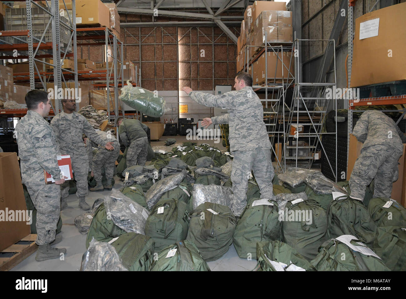 Us-Piloten von Team JSTARS, ihre Mobilität Taschen Pick in Vorbereitung für eine simulierte Bereitstellung während der Übung Rasierklinge 18-02 bei Robins Air Force Base, Ga., Nov. 6, 2018. Die übung war ein Readiness Assessment bedeutete, zu bewerten und zu messen Team JSTARS-Fähigkeit, schnell bereitstellen und einsetzen Bekämpfung bereit, Flieger und Airpower. Der Schwerpunkt der Übung ging es um die Verarbeitung Personen, Ladung und die E-8C Joint STARS. Team JSTARS, bestehend aus 116. Air Control ist die Georgia Air National Guard Flügel (ACW), aktive Aufgabe 461st ACW, und Armee JSTARS, bemannten gemeinsame Airborne command und Co Stockfoto