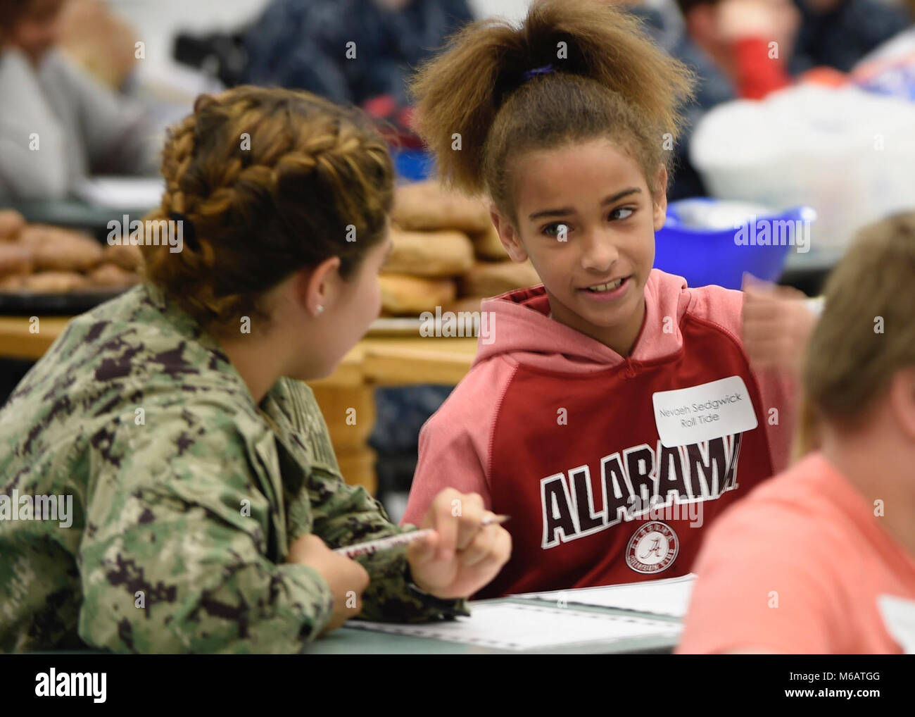 Fla (Feb. 10, 2018) Nevaeh Sedgwick, einer vierten Klasse Student in Myrtle Grove Grundschule, und Cryptologic Techniker (Netzwerke) Seaman Grecia Moldonado, aus Puerto Rico, interagieren, um mehr über jede andere während ihrer ersten Sitzung der Samstag Scholars Program zu erfahren. Moldonado ist Information Warfare Training Befehl Corry Station verbunden ist und nur eine von über 50 Freiwilligen, die an dem Programm teilnehmen. Samstag Gelehrten ist ein Beispiel von der Marine Personal Excellence Partnership Program, das sich bemüht, für herausragende Leistungen in der Entwicklung der Jugend der umliegenden Gemeinden durch die Förderung einer Stockfoto