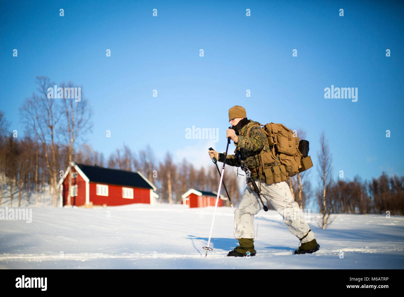 Marine mit Marine Rotational Force-Europe führt eine Ski Patrol, während der Bereich Ausbildung übung Teil der Übung weiß Claymore in der Nähe von Bardufoss, Norwegen, 14. Februar 2018. Weiß Claymore ist einer in Großbritannien Royal Marines - LED-Training in Nordnorwegen, auf Winter Kriegsführung, einschließlich Schulung auf Bewegung im negativen Terrain und über Schnee konzentriert, und die Ausbildung in defensive und offensive Operationen bei winterlichen Bedingungen. (U.S. Marine Corps Stockfoto