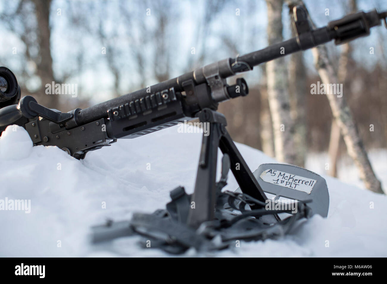 Marine mit Marine Rotational Force-Europe nutzt seine Schneeschuhe seine M240B Maschinengewehr zu unterstützen, wie er steht eine Sicherheit Post während der Bereich Ausbildung übung Teil der Übung weiß Claymore in der Nähe von Bardufoss, Norwegen, 15. Februar 2018. Weiß Claymore ist einer in Großbritannien Royal Marines - LED-Training in Nordnorwegen, auf Winter Kriegsführung, einschließlich Schulung auf Bewegung im negativen Terrain und über Schnee konzentriert, und die Ausbildung in defensive und offensive Operationen bei winterlichen Bedingungen. (U.S. Marine Corps Stockfoto