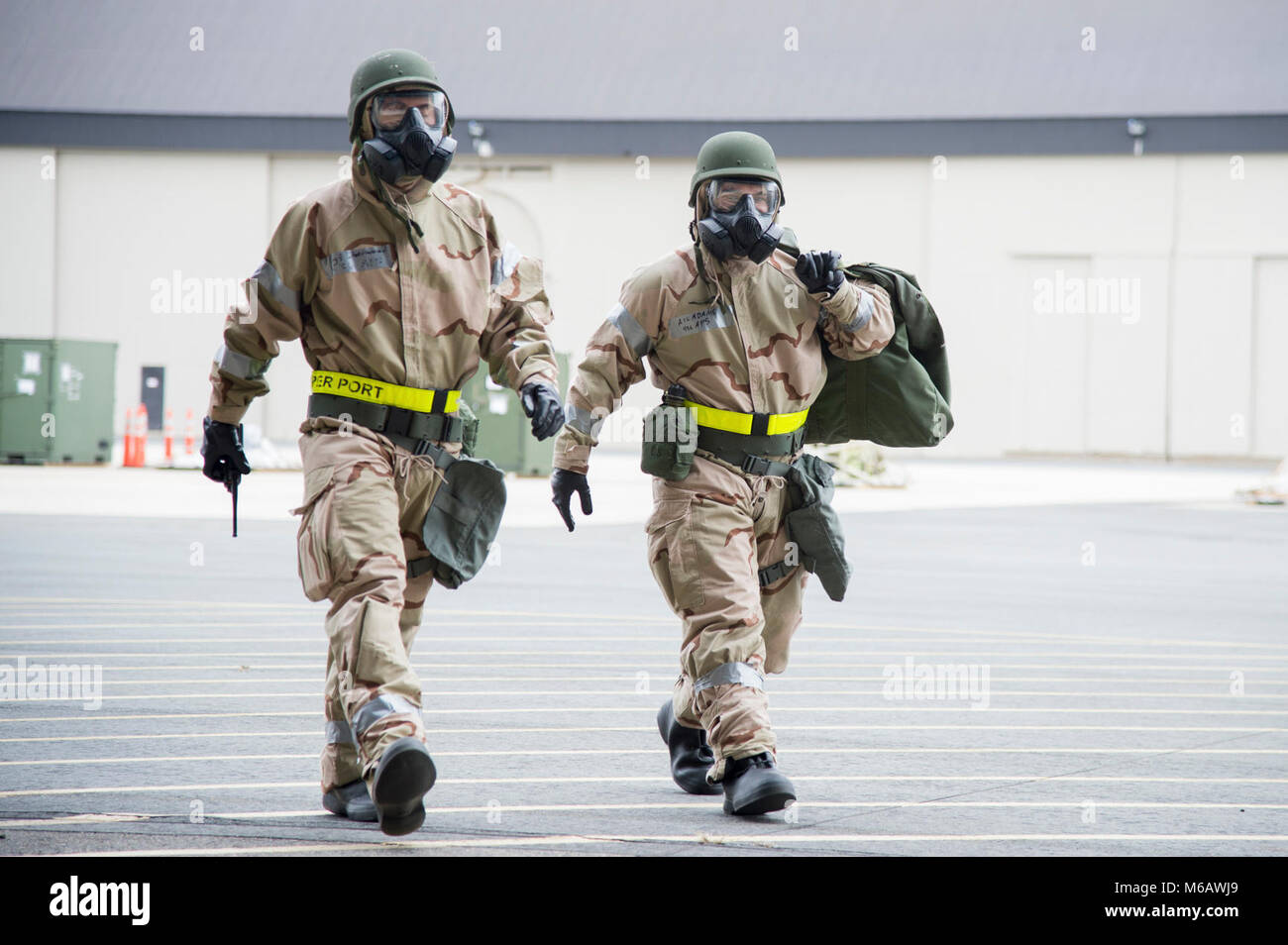 Team Dover Flieger bewegen zu einer gesicherten Position während des 2018 Vengeant Eagle Übung Feb.22, 2018 in Dover Air Force Base, Del die Ausübung enthalten eine simulierte Belastung durch einen atomaren, biologischen oder chemischen Kampfstoffen. (U.S. Air Force Stockfoto