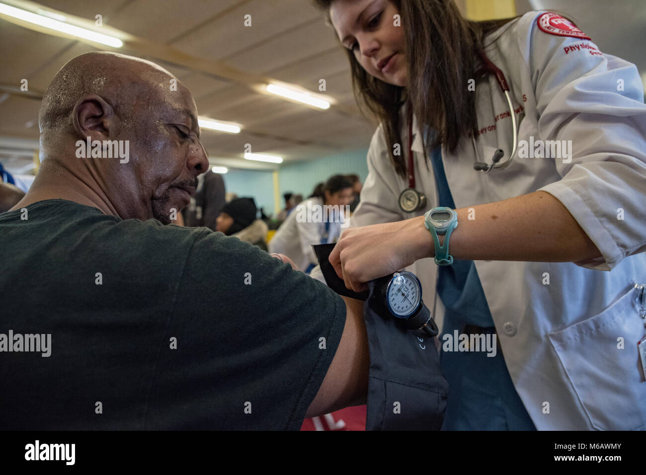 Philadelphia, Pennsylvania/USA: ein Tempel Ärzte Assistant Student nimmt den Blutdruck von West Philadelphia ansässigen, George. 15. Januar 2018. Stockfoto