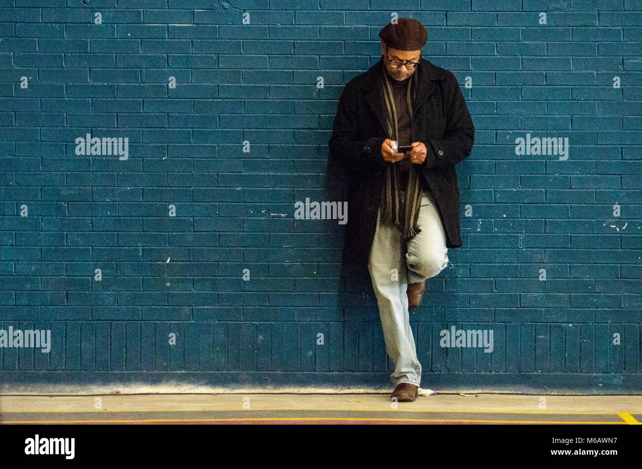 Philadelphia, Pennsylvania/USA: Ein Mann liest sein Handy während eines Tages bei Girard College. 15. Januar 2018. Stockfoto
