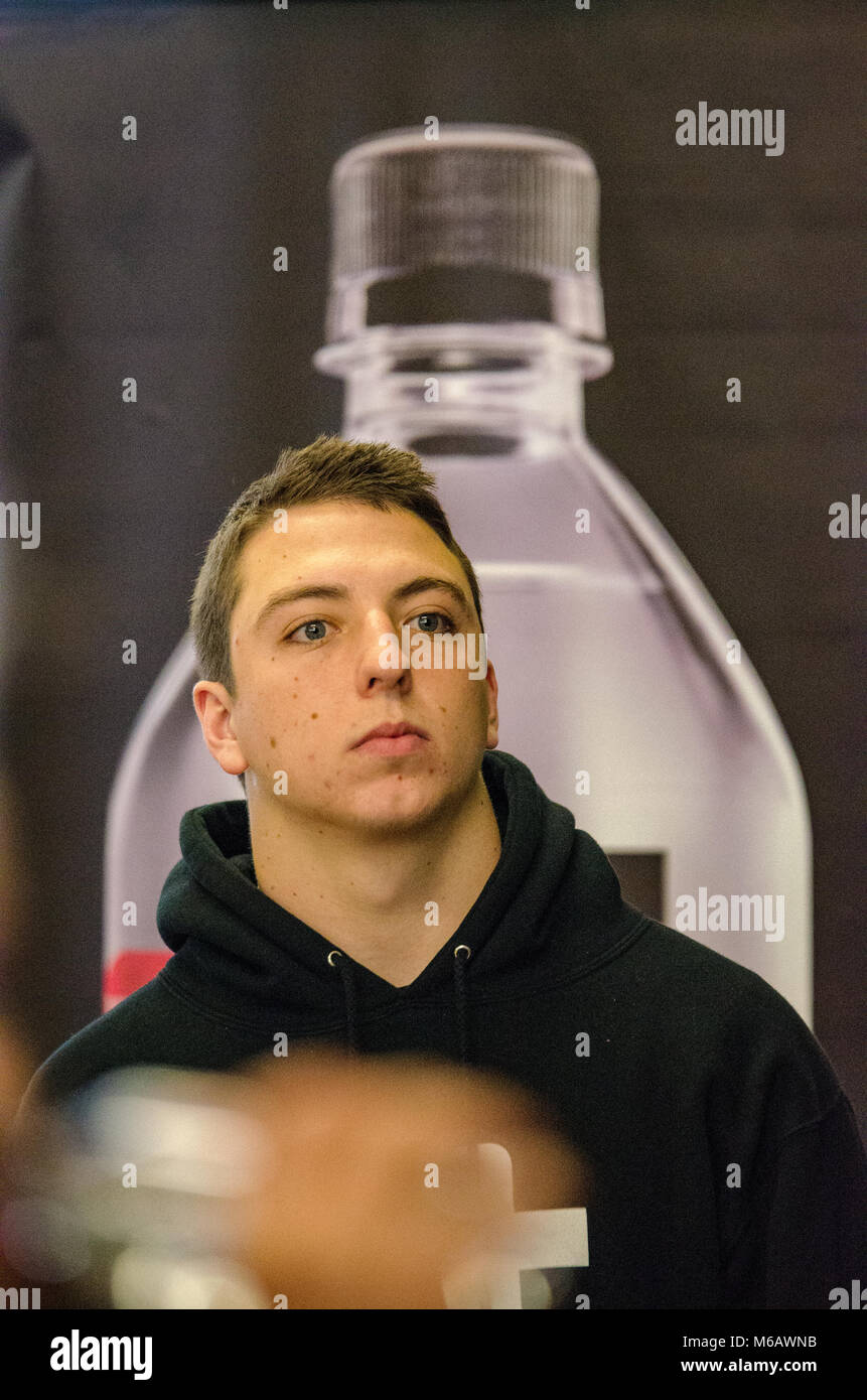 Philadelphia, Pennsylvania/USA: Ein freiwilliger Anbieter steht vor einem Zeichen für eine Flasche Wasser bei Girard College. 15. Januar 2018. Stockfoto