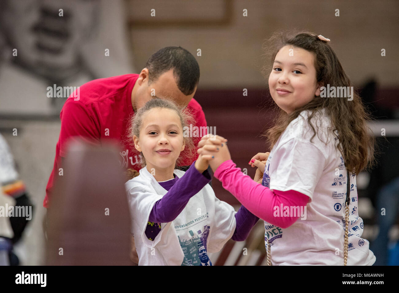 Philadelphia, Pennsylvania/USA: Elena Jordan, 7, und Olivia Jordan, 10, Tanzmusik im Girard College Gymnasium auf Martin Luther King Tag. 15. Januar 2018. Stockfoto