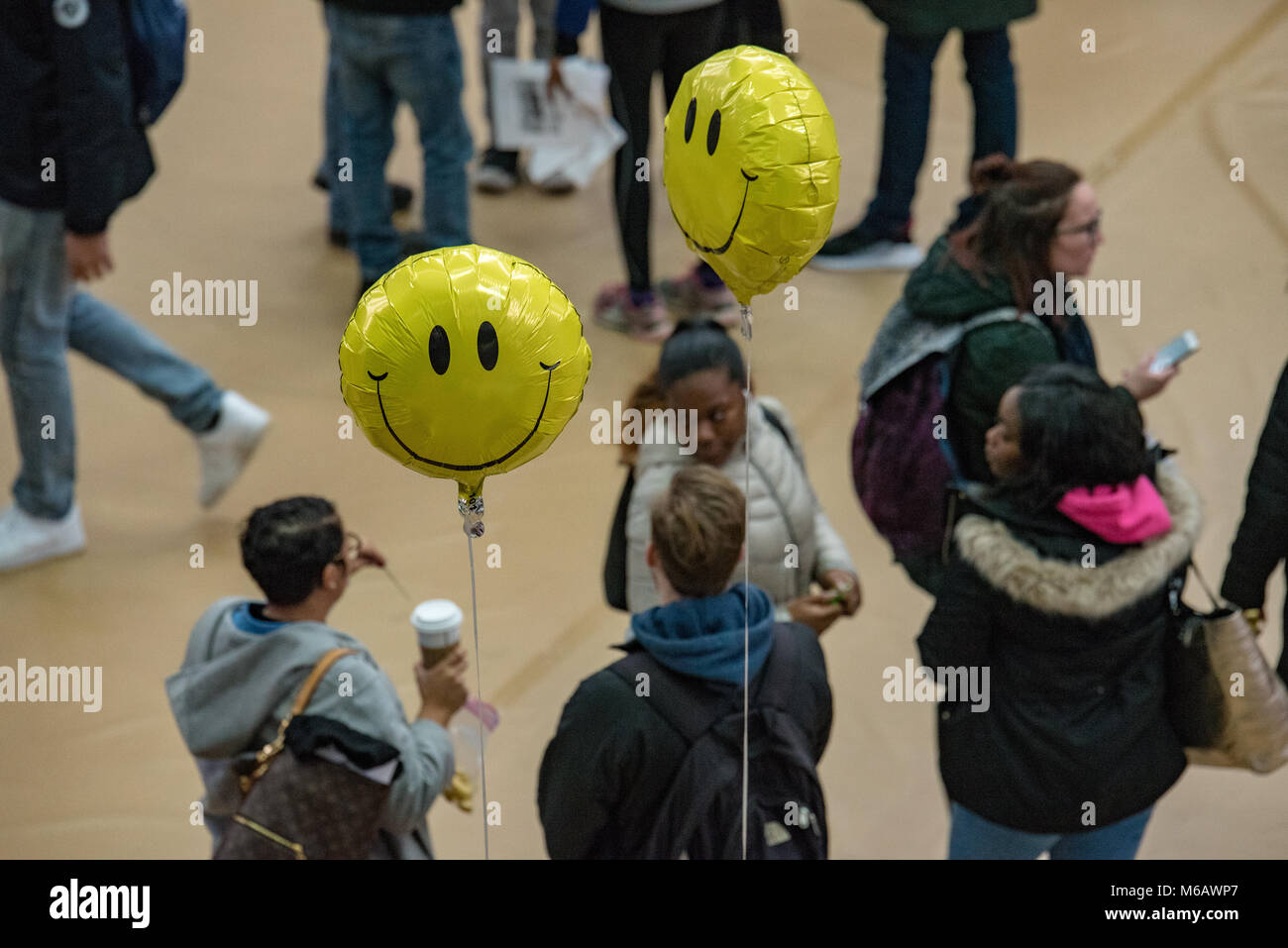 Philadelphia, Pennsylvania/USA: Smiley Ballons schweben über Massen an Girard College. 15. Januar 2018. Stockfoto