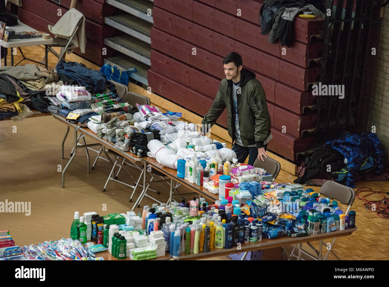 Philadelphia, Pennsylvania/USA: Ein junger Mann steht Wache über Gegenstände, die während der 2018 Tag der Service bei Girard College verpackt werden sollen. 15. Januar 2018. Stockfoto