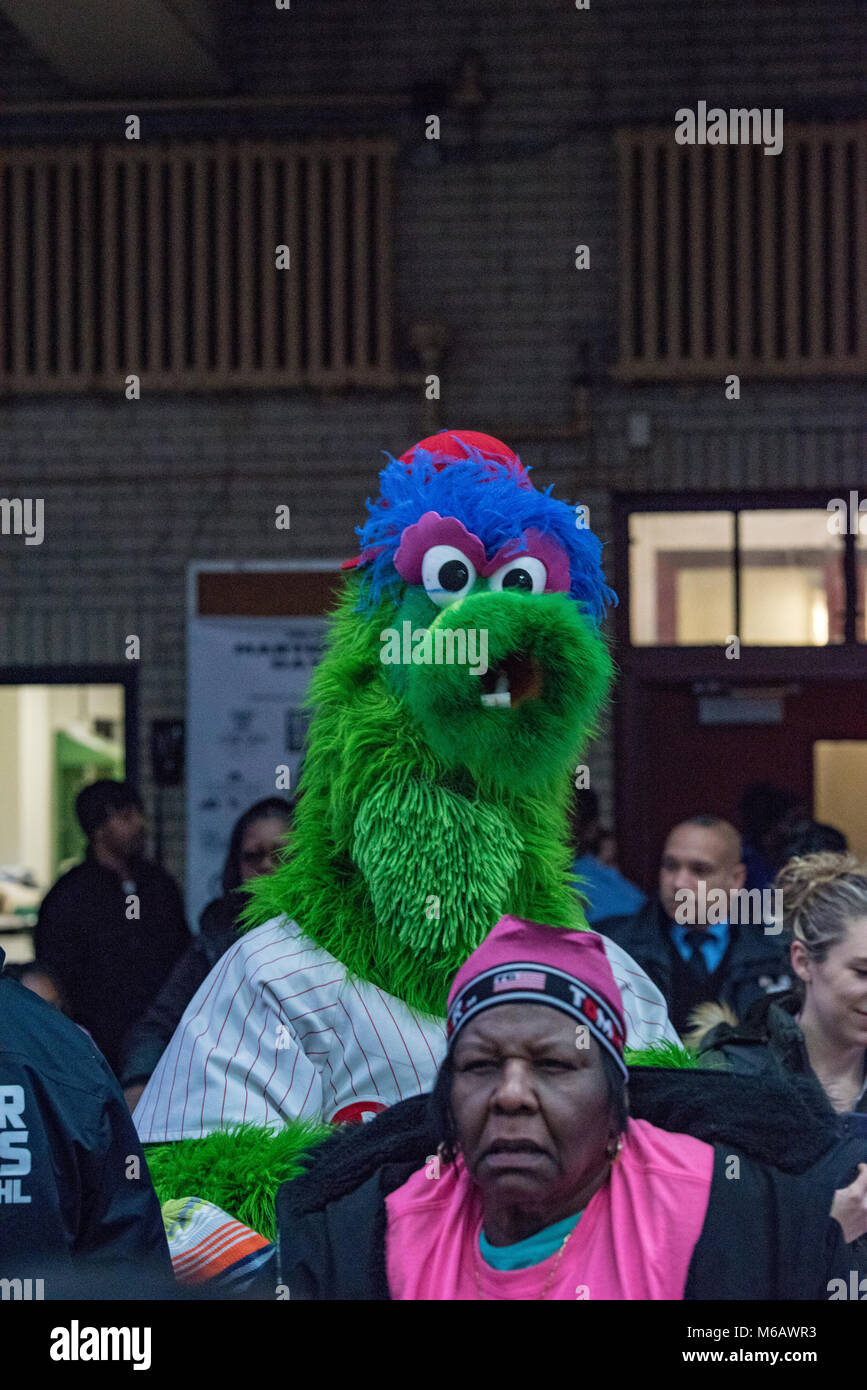 Philadelphia, Pennsylvania/USA: Die Philly phanatic bewegt sich durch die Massen an Girard College während einer MLK Day Tag der Service. 15. Januar 2018. Stockfoto
