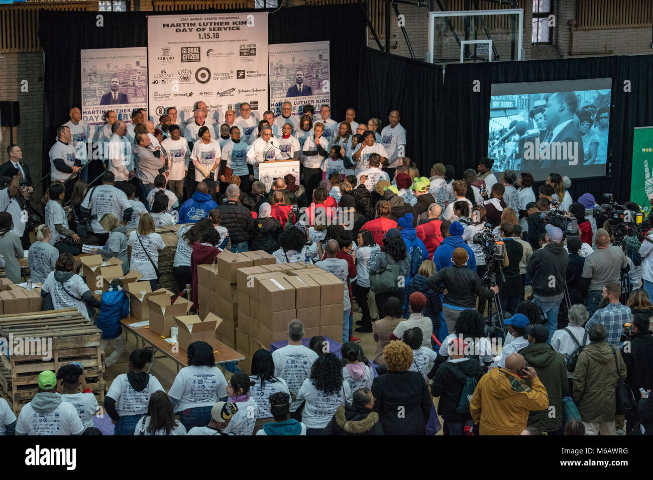 Philadelphia, Pennsylvania/USA: Philadelphia Bezirksstaatsanwalt, Larry Krasner, Adressen Freiwillige bei den jährlichen Tag der Service in Dr. Martin Luther King Jr.'s Ehre. 15. Januar 2018. Stockfoto