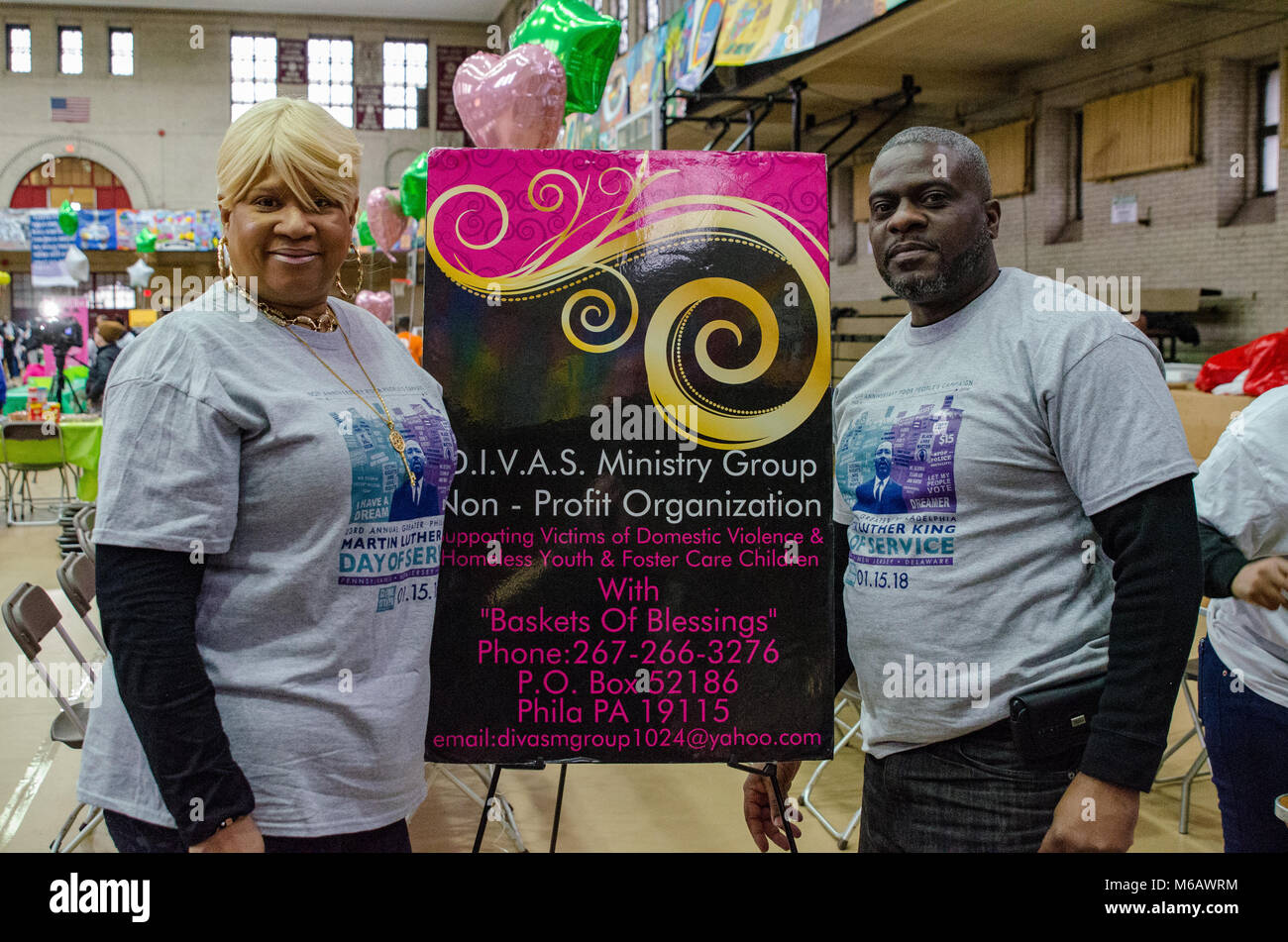 Philadelphia, Pennsylvania/USA: Jeanette und William Davis von DIVAS Ministerium stand vor ihrem Stall Zeichen an Girard College während der jährlichen Tag des Dienstes zu Ehren von Dr. Martin Luther King Jr. 15. Januar 2018. Stockfoto