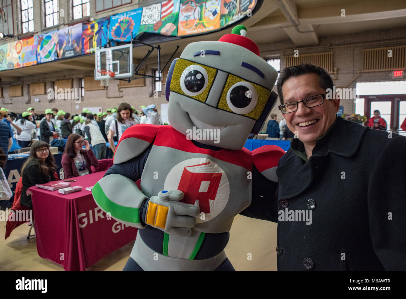 Philadelphia, Pennsylvania/USA: Roboter Junge mischt sich mit der Masse an Girard College Menschen ermutigen, Bücher zu lesen. 15. Januar 2018. Stockfoto