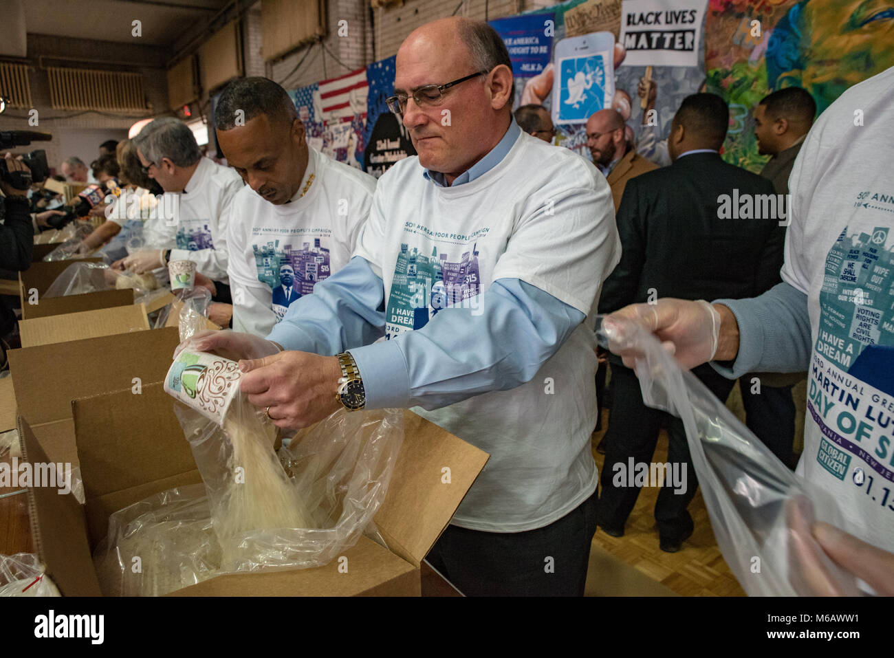Philadelphia, Pennsylvania/USA: Würdenträger teilnehmen, bei der Betreuung von Paketen während des MLK Day jährlichen Tag der Service. 15. Januar 2018. Stockfoto