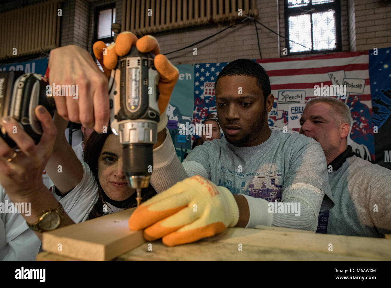 Philadelphia, Pennsylvania/USA: Freiwillige aufrecht Pflanzmaschinen konstruieren mit Versand von Paletten an Girard College. 15. Januar 2018. Stockfoto