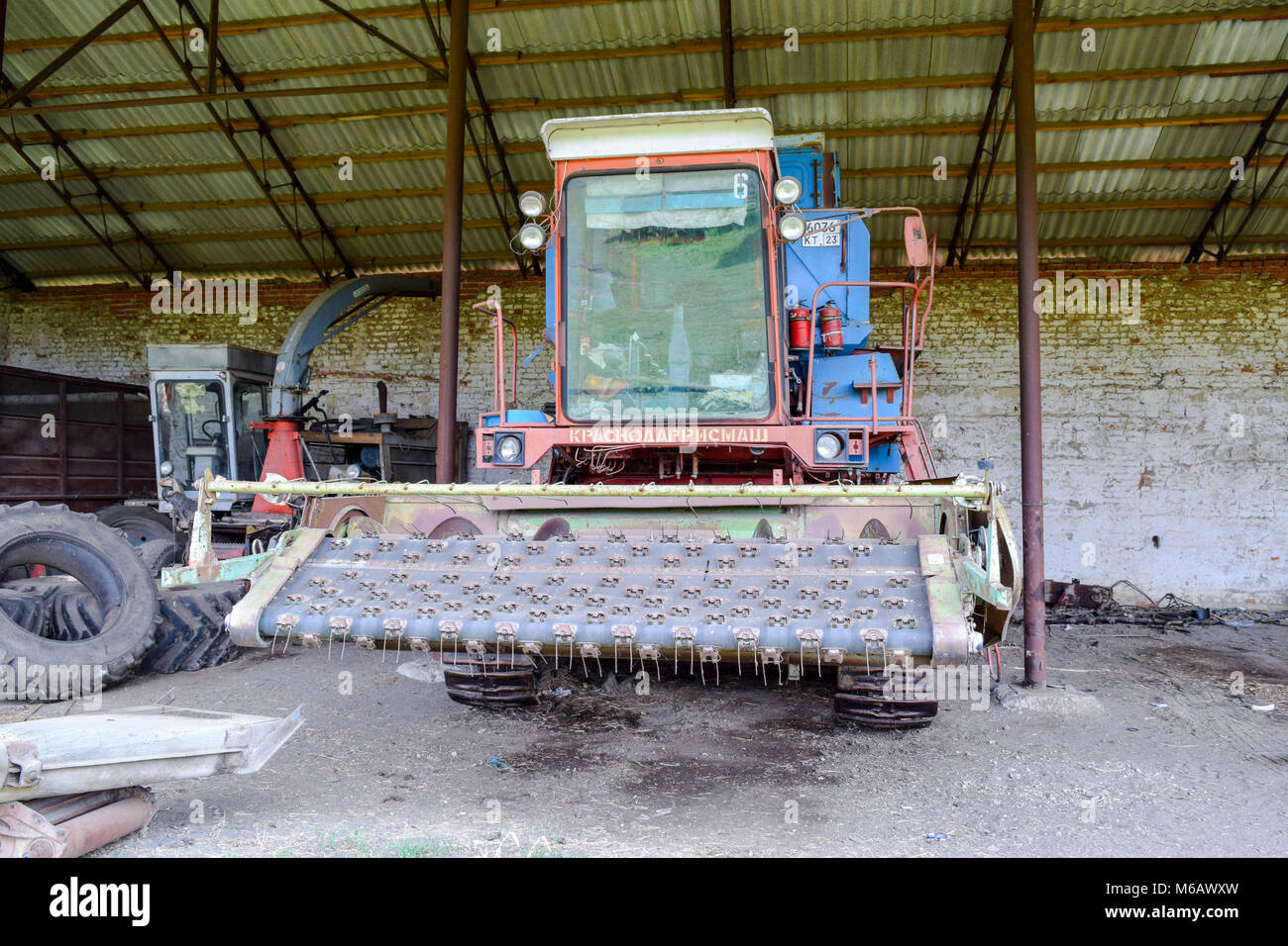 Russland, Poltavskaya Dorf - 6. September 2015: Reis Reis header Harvester. Landwirtschaftliche Maschinen Stockfoto