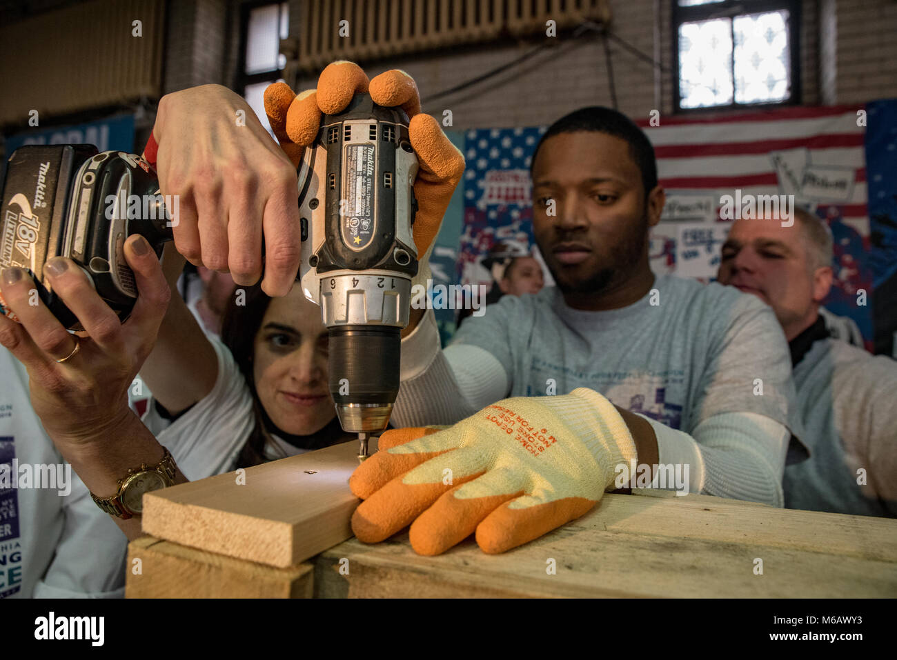 Philadelphia, Pennsylvania/USA: Freiwillige aufrecht Pflanzmaschinen konstruieren mit Versand von Paletten an Girard College. 15. Januar 2018. Stockfoto