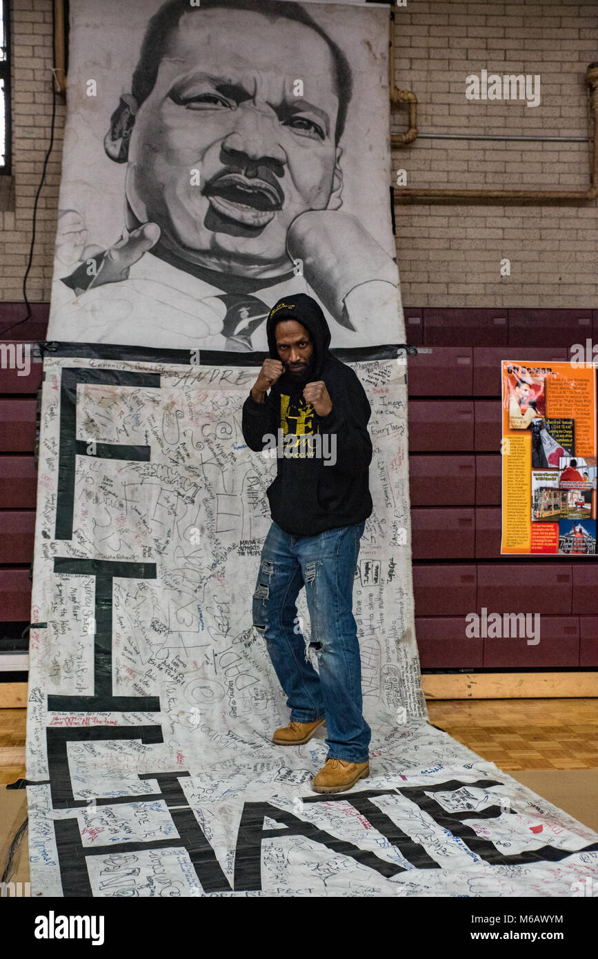 Philadelphia, Pennsylvania/USA: Michael 'OG - GESETZ 'Ta' Bon wirft mit seinen 'Kampf Haß mit Liebe' Banner. 15. Januar 2018. Stockfoto