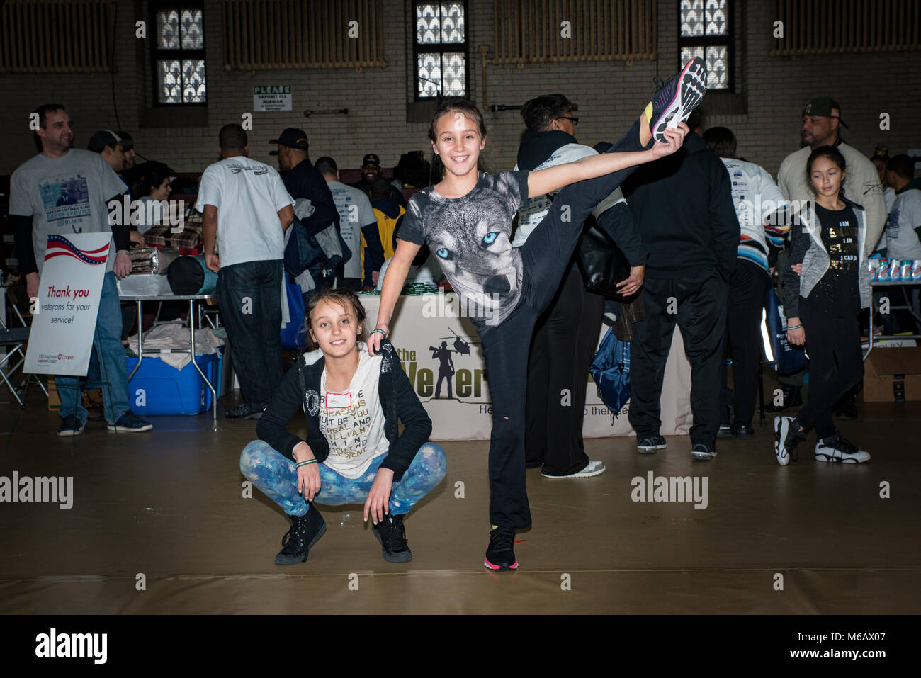 Philadelphia, Pennsylvania/USA: Twin sisters, Adeline und Audrey Ritz, beide im Alter von 10, Tanz in der MLK Day Feiern im Girard College. 15. Januar 2018. Stockfoto