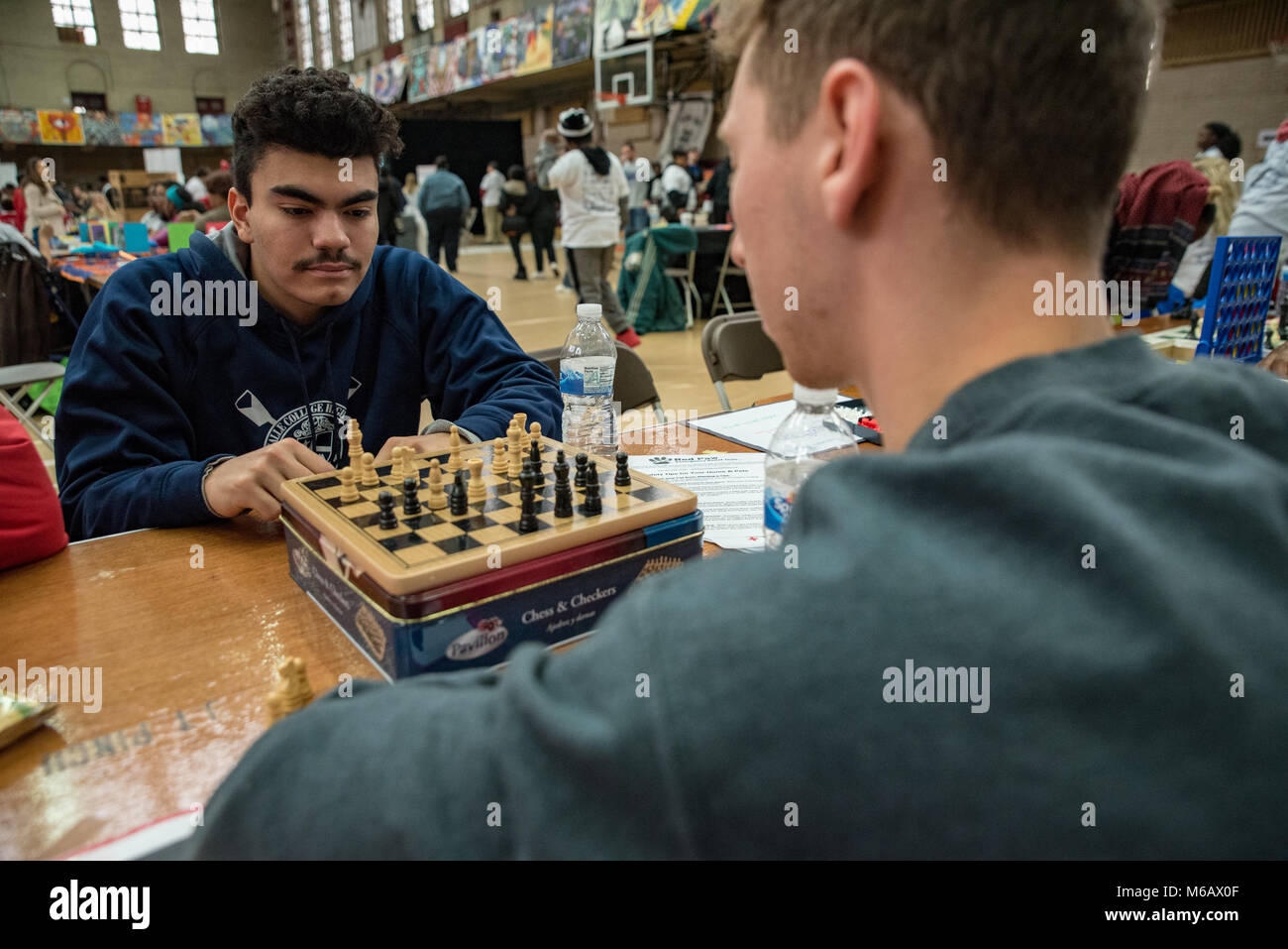 Philadelphia, Pennsylvania/USA: Philadelphia Studenten Matthew Forman, 21 und Matthäus, Kreuz, 20 spielen eine Partie Schach bei Girard College. 15. Januar 2018. Stockfoto