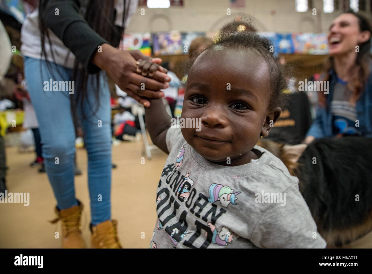 Philadelphia, Pennsylvania/USA: Junge Morgan, 1 Jahr, untersucht die Girard College Gymnasium auf Martin Luther King Jr. 15. Januar 2018. Stockfoto