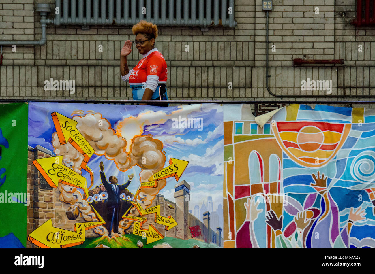 Philadelphia, Pennsylvania/USA: eine Frau Wellen während einem Tag des Service zu Ehren von Dr. Martin Luther King Jr. 15. Januar 2018. Stockfoto