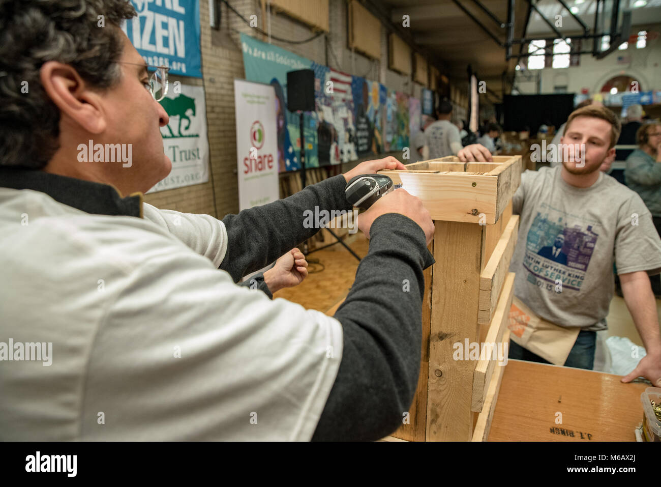Philadelphia, Pennsylvania/USA: Freiwillige aufrecht Pflanzmaschinen konstruieren mit Versand von Paletten an Girard College. 15. Januar 2018. Stockfoto