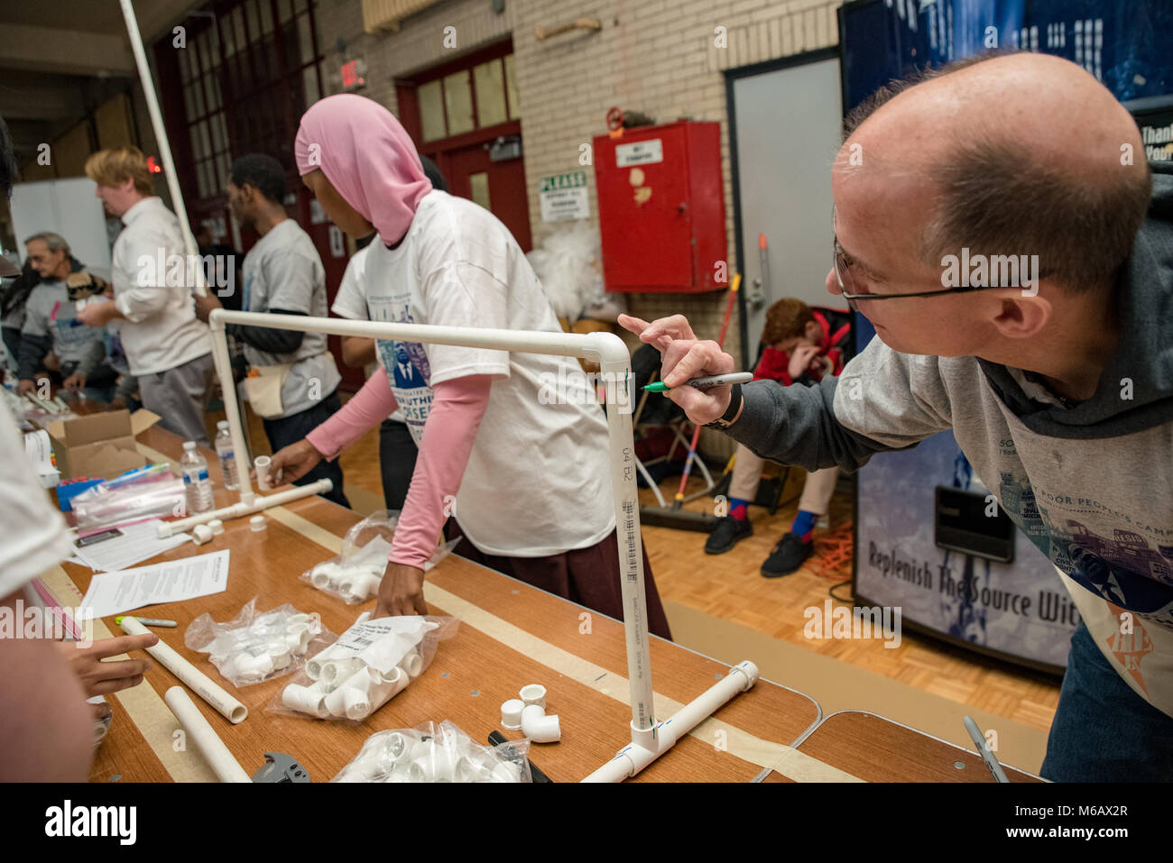 Philadelphia, Pennsylvania/USA: Freiwillige bauen steht für die aufrechte Pflanzmaschinen mit PVC-Rohren bei Girard College. 15. Januar 2018. Stockfoto