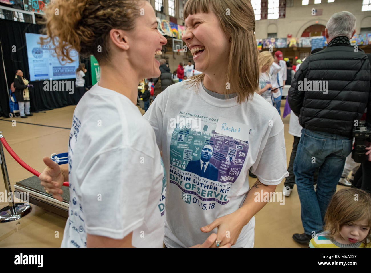 Philadelphia, Pennsylvania/USA: Zwei freiwillige Lachen zusammen während einem Tag der Service bei Girard College. 15. Januar 2018. Stockfoto