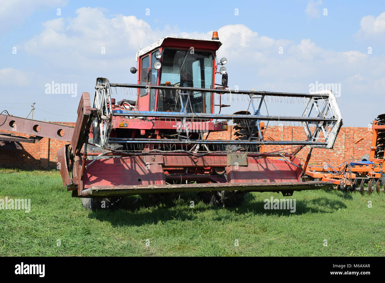 Russland, Poltavskaya Dorf - 6. September 2015: Reis Reis header Harvester. Landwirtschaftliche Maschinen Stockfoto