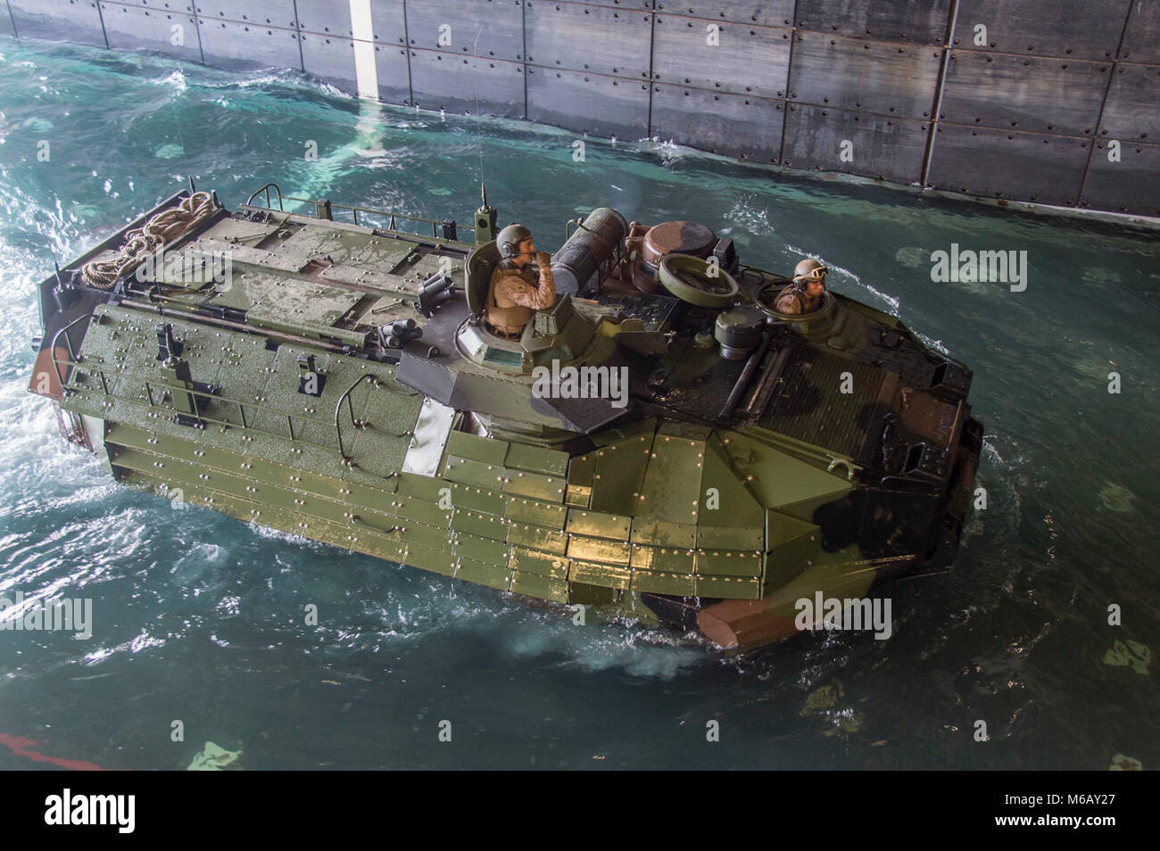 Golf von Thailand (Feb. 27, 2018) ein amphibisches Fahrzeug (AAV), zugeordnet zu den 3 Assault Amphibian Bataillon, 3d Marine Division (MARDIV), tritt in die gut Deck des Amphibious Assault ship USS BONHOMME RICHARD (LHD6). Bonhomme Richard im indopazifischen Region als Teil einer regelmäßigen Patrouillen- und bietet eine schnelle Reaktionsfähigkeit im Fall der regionalen Kontingenz oder Naturkatastrophen. (U.S. Marine Stockfoto