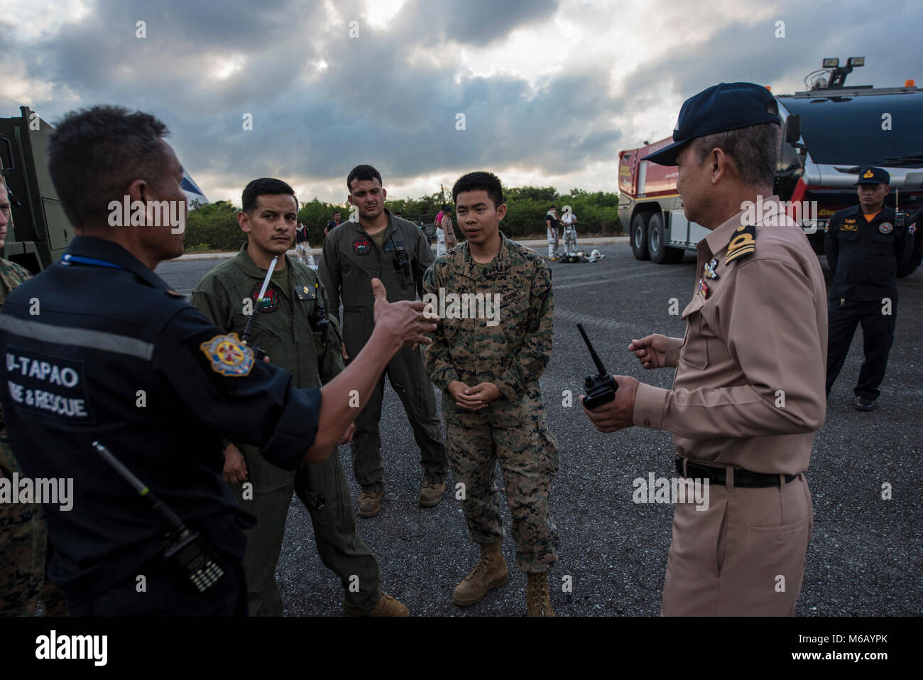 Us Marine Corps Cpl. Aphiwat Promkhan, einem Marine Wing Support Squadron 172 Marine Expeditionary Flugplatz aus Sacramento, Calif., übersetzt für Marines seines Geschwaders und Feuerwehrmänner aus der Royal Thai Navy, Februar 20, 2018, vor einem Leben ein Flugzeug Absturz bei U-Tapao International Airport, Provinz Rayong, Thailand zu simulieren brennen. "Es ist toll, ein Übersetzer. Es ist wirklich interessant gewesen: Ich fand es Thai einfacher Englisch zu übersetzen, aber der andere Weg war viel schwieriger. Die Erfahrungen, die während der Übung Cobra Gold ist erstaunlich gewesen; Ich habe eine Menge Leute zu treffen. Der beste Teil dieser war Stockfoto