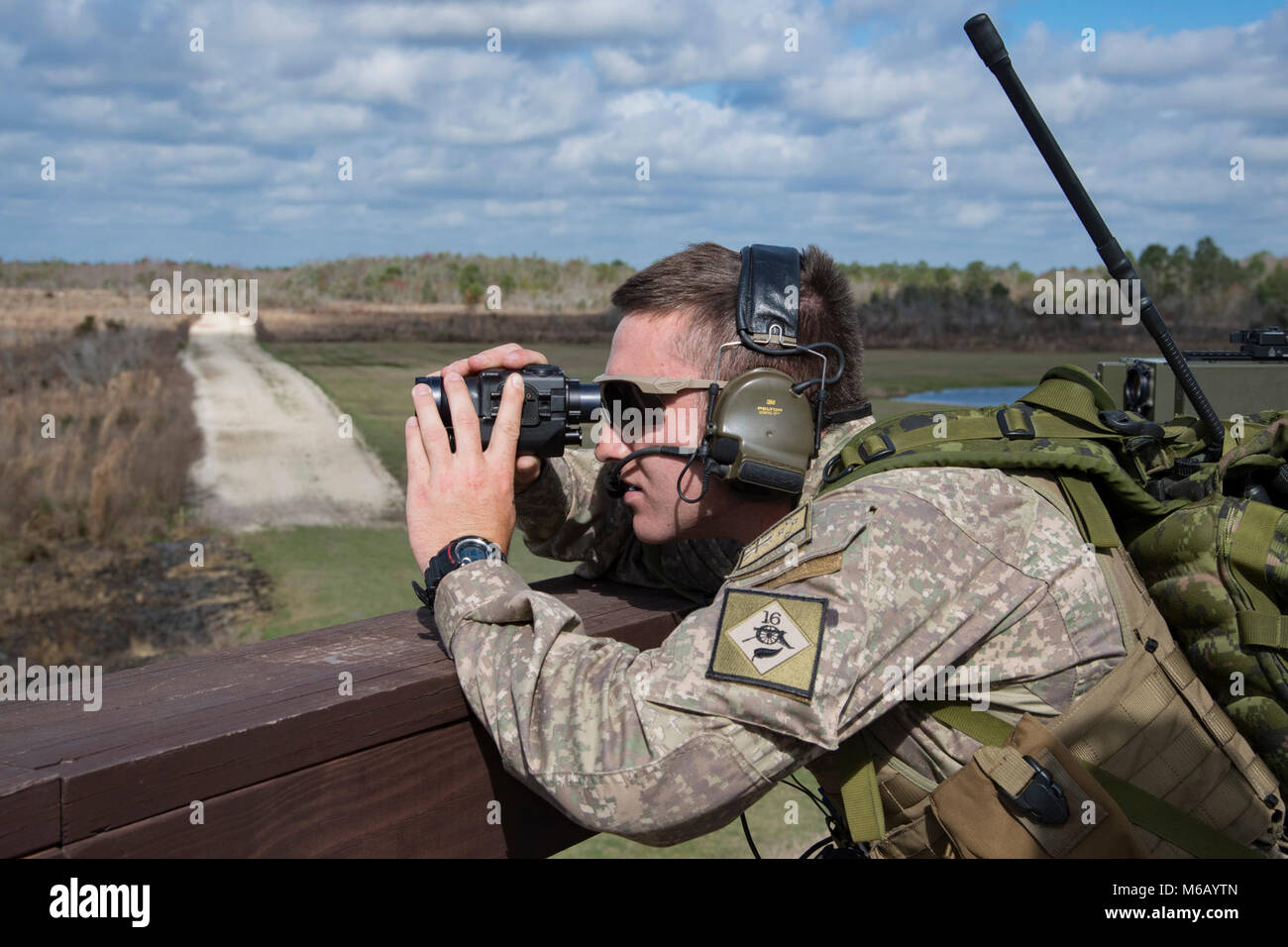 New Zealand army Corporal McDonald, NZA gemeinsame Terminal Air Controller, verwendet ein Handheld Laser ein Ziel beim kombinierten Training, Februar 21, 2018, bei Moody Air Force Base zu markieren, Ga Verbündeter Kräfte aus der kanadischen Royal Air Force und NZA reiste nach Moody AFB mit der 75Th Fighter Squadron auf Close Air Support von Feb.20-23 zu trainieren. (U.S. Air Force Stockfoto