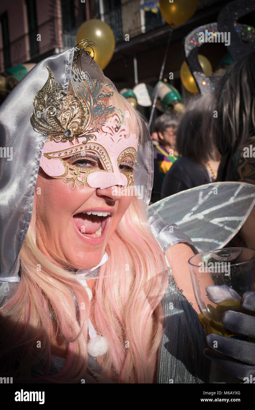 Maskiert und kostümiert Nachtschwärmer in der Krewe von Cork Mardi Gras Parade teilnehmen. French Quarter, New Orleans, Louisiana, USA Stockfoto