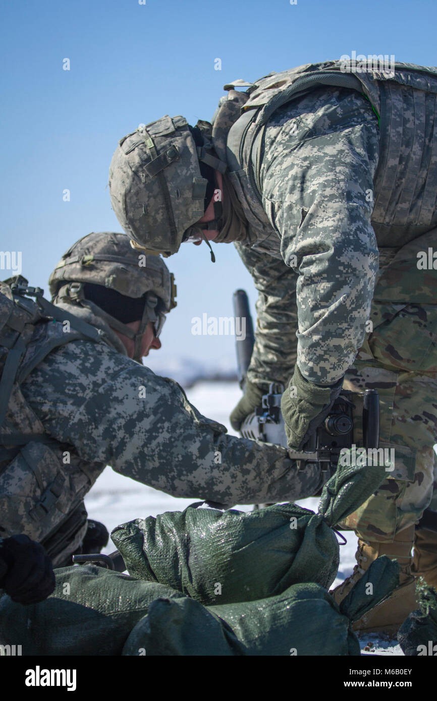 Us-Armee Finden 2. Lt. Paul Gregory (links) und Sgt. Adam Herr, 366 Mobilität Augmentation Unternehmen, montieren Sie eine M2 machine gun während des Betriebs Cold Steel II am Fort McCoy, Wis., Feb 25, 2018. Betrieb Cold Steel ist der US-Armee finden Crew - Serviert Waffen Qualifizierung und Validierung ausüben, um sicherzustellen, dass America's Army Reserve Einheiten und Soldaten ausgebildet sind und bereit, auf kurze bereitstellen - Bekanntmachung als Teil bereit, Kraft X und überall in der Welt bekämpfen - bereit und tödlichen Feuerkraft zur Unterstützung der Armee und unsere gemeinsamen Partner bringen. (U.S. Armee finden Stockfoto