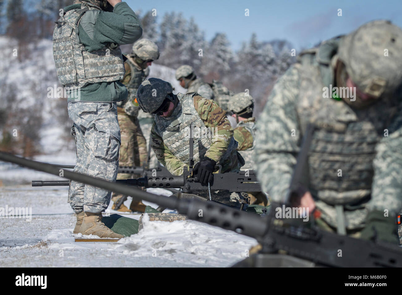 U.S. Army Reserve SPC. Patrick Smith, 743 . Transport Unternehmen, montiert ein M2 machine gun während des Betriebs Cold Steel II am Fort McCoy, Wis., Feb 25, 2018. Betrieb Cold Steel ist der US-Armee finden Crew - Serviert Waffen Qualifizierung und Validierung ausüben, um sicherzustellen, dass America's Army Reserve Einheiten und Soldaten ausgebildet sind und bereit, auf kurze bereitstellen - Bekanntmachung als Teil bereit, Kraft X und überall in der Welt bekämpfen - bereit und tödlichen Feuerkraft zur Unterstützung der Armee und unsere gemeinsamen Partner bringen. (U.S. Armee finden Stockfoto