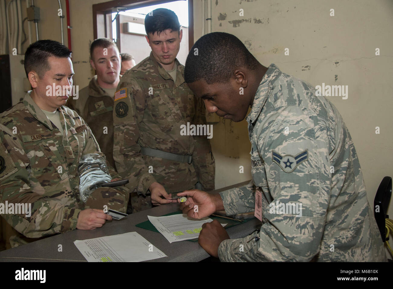 Flieger der 621St Contingency Response Flügel zugeordnet, gehen Sie durch die Mobilität der Fertigungsstraße bei Travis Air Force Base, Calif., Feb 26, 2018. Die Flieger nahmen an einem einwöchigen base-breite Bereitschaft Übung, die die Bereitschaft der Basis und die Fähigkeit zu führen und schnelle globale Mobilität rund um die Welt stützen ausgewertet. (U.S. Air Force Stockfoto