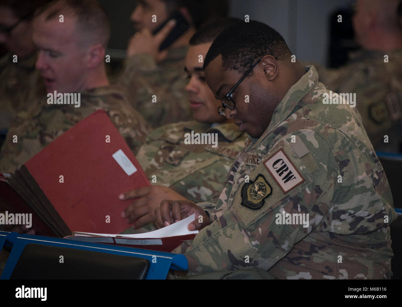 Flieger der 621St Contingency Response Flügel zugeordnet, gehen Sie durch die Mobilität der Fertigungsstraße bei Travis Air Force Base, Calif., Feb 26, 2018. Die Flieger nahmen an einem einwöchigen base-breite Bereitschaft Übung, die die Bereitschaft der Basis und die Fähigkeit zu führen und schnelle globale Mobilität rund um die Welt stützen ausgewertet. (U.S. Air Force Stockfoto