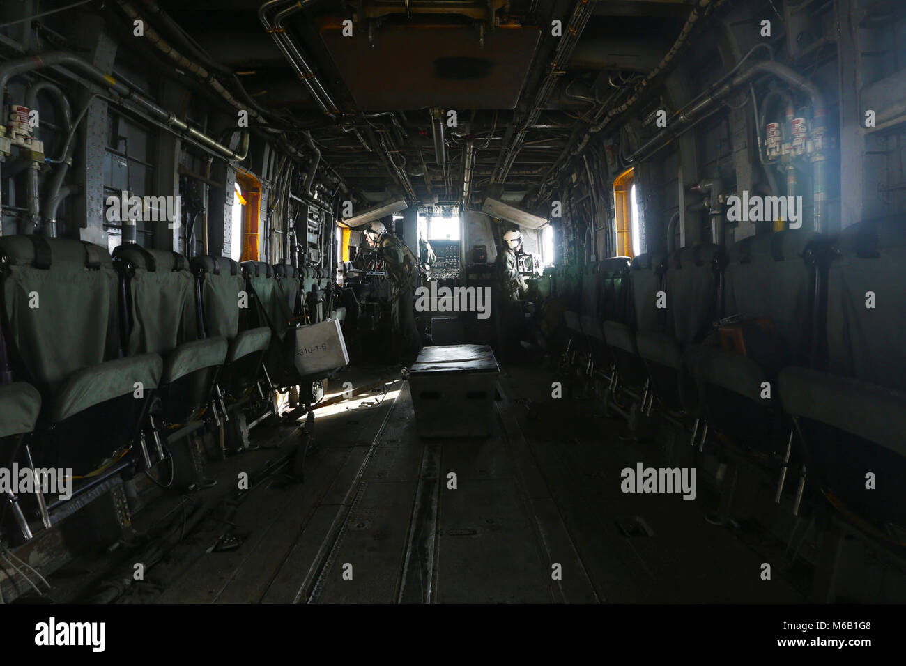 Marine schweren Helikopter Squadron (HMH) 462 crew Chiefs, Cpl. Connor Cerra und Lance Cpl. Russell Wong, bereiten Sie ein CH-53E während einer Truppe einfügen in einer simulierten Kampfgebiet Land an der Nellis Air Force Base, Las Vegas, Nev., 24.02.27. Die Nellis Air Force Base training Loslösung ermöglicht die Marines mit HMH-462 direkt mit anderen Waffengattungen zu arbeiten, Simulation von realen Integration in ein Vorwärts bereitgestellt. (U.S. Marine Corps Stockfoto