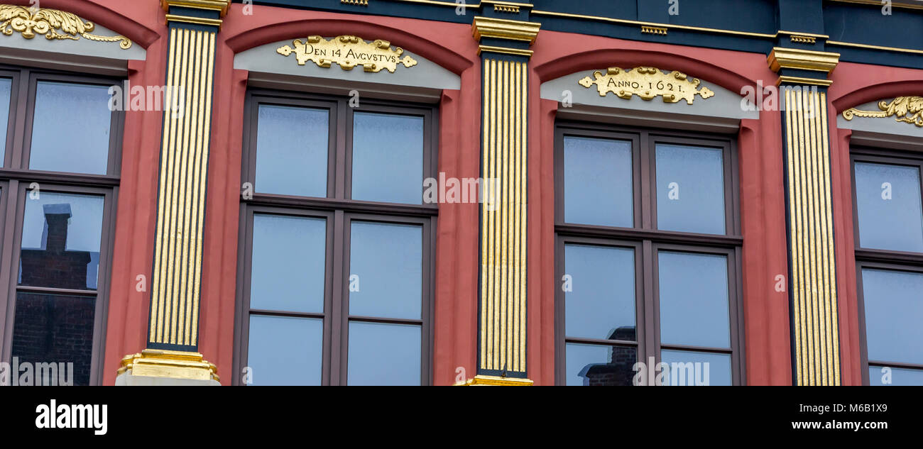 Gold bemalten Lisenen gibt das Aussehen der tragenden Säulen ist ein schönes Beispiel für ein architektonisches Element der klassischen Architektur in Brügge Stockfoto
