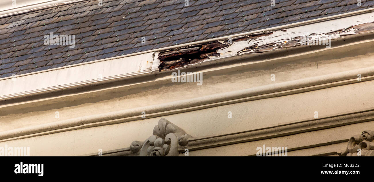 Verrottendes Holz auf alten Architektur einer mittelalterlichen Brügge: Dach Stockfoto
