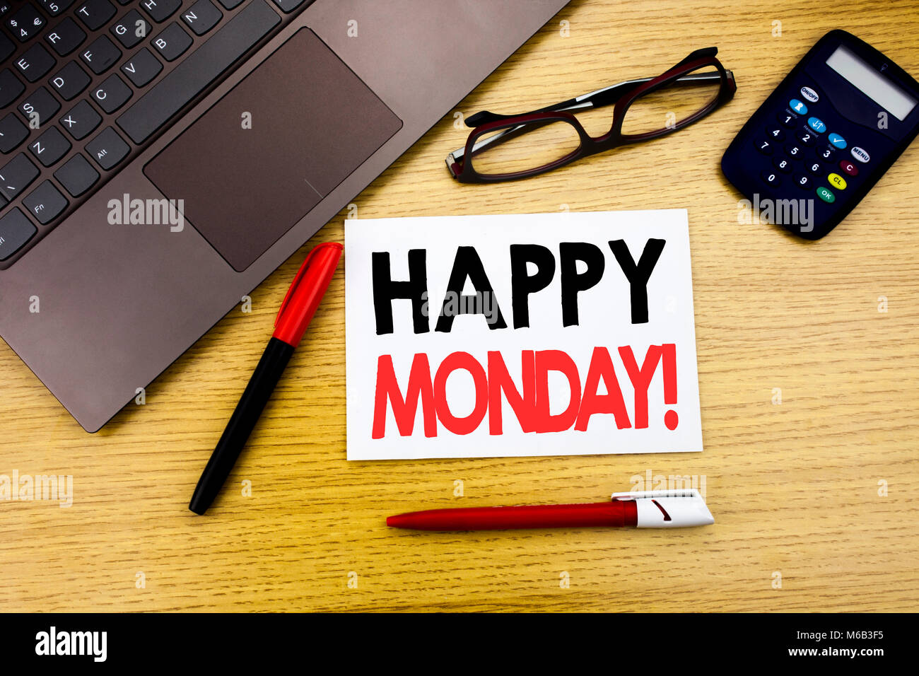 Handschriftliche Bildunterschrift angezeigt Glücklicher Montag. Business Konzept schreiben für neue Woche Motivation auf Papier, Holz- Hintergrund im Büro Kopie sp Stockfoto