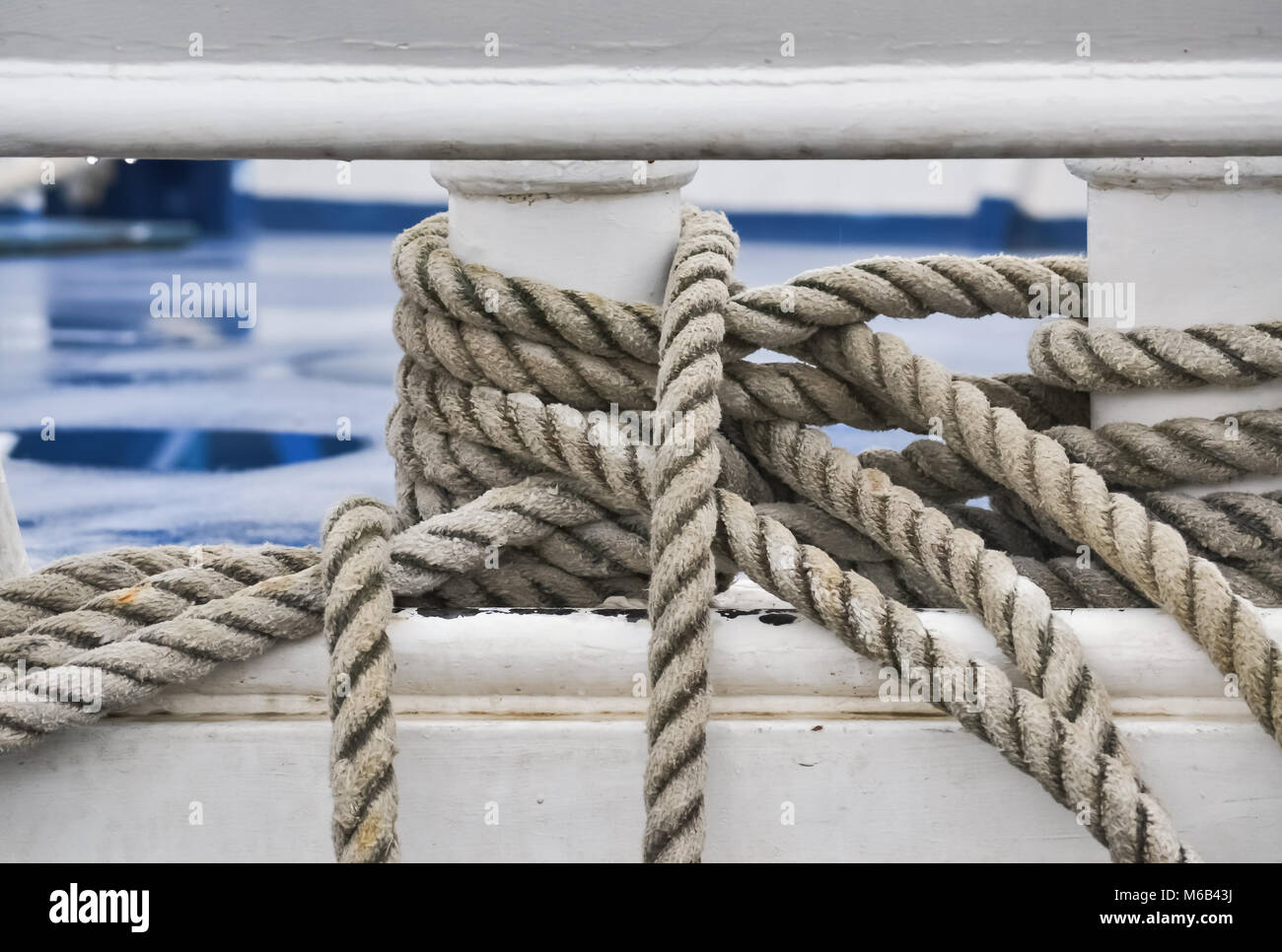 Nahaufnahme von einem dicken Seil auf einem großen touristischen Schiff gebunden Stockfoto